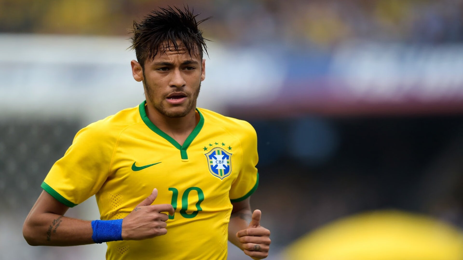 跨界合作推出足球题材的电影和纪录片，弘扬体育精神，足球类纪录片